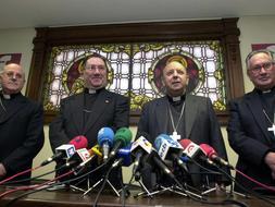 Imagen de los obispos en su comparencia antes lo medios./ Efe