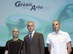 Juan Ignacio Vidarte (c), Stewart Matthew (i) y el perfumista Chistophe Laudamiel. / EFE