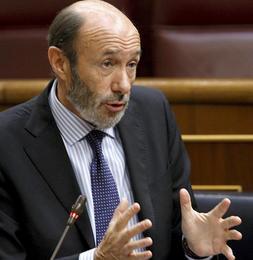 Alfredo Pérez Rubalcaba durante una de sus intervenciones en la sesión de control al Ejecutivo celebrada hoy en el Congreso de los Diputados. EFE