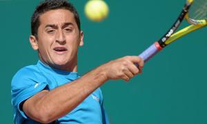 Almagro ha tenido que recurrir a su mejor juego para superar la primera ronda. /                 Efe