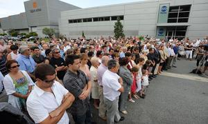 Decenas de personas se concentraron el pasado 8 de agosto en memoria del empresario Joxe Mari Korta, asesinado por ETA en 2000. ::
F. M.