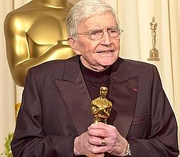 Edwards posa con su Oscar honorífico en 2004