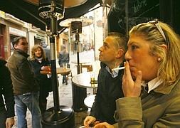 Los hosteleros vascos denuncian que están "en medio" de fumadores y no fumadores