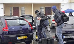 Las autoridades francesas sacan un ordenador de la casa de Iraitz Guesalaga tras registrar  su domicilio en Ciboure. / Afp