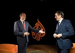 Patxi López charla con Teymour Nabili, el periodista de Al Jazeera./J.Bernárdez                            JON BERNÁRDEZ