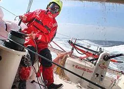 Pepe Ribes, del velero Estrella Damm, vestido con el equipamiento de los navegantes que se adentran en el Índico Sur. FNOB