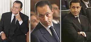 Hosni Mubarak y sus dos hijos, Gamal y Alaa. / AP