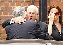 Mitch Winehouse, padre de Amy, es consolado por un familiar. /Ap