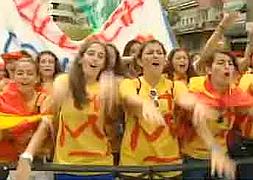 Un grupo de niñas entona cánticos de apoyo a Benedicto XVI.