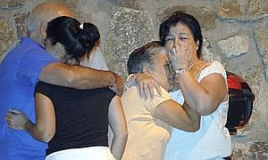 Familiares de las víctimas, entre ellas la abuela paterna (2d), lloran la pérdida de los menores. / EFE | Vídeo: Atlas