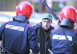 La Ertzaintza vigila a algunos de los aficionados del PSG en Bilbao. /Telepress