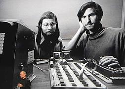 Steve Jobs junto a Steve Wozniak, el creador de los Apple I y II./ Reuters