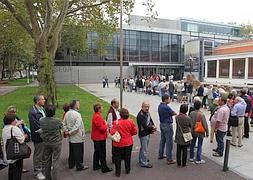 Cientos de personas han aguardado esta mañana en la calle la apertura de la pinacoteca. /Mitxel Atrio