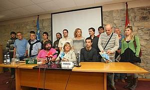 La alcaldesa de Berango, en el centro, durante la rueda de prensa de ayer./ Pedro Urresti