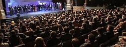 Foto de familia. Los ganadores y los presentadores de la entrega de premios posaron sobre el escenario del Teatro Campos Elíseos acompañados de un par de militares y  de los zombies, todos 'salidos' expresamente de las consolas para estar en la fiesta de Bilbao. :: Fotos/ Ignacio Pérez