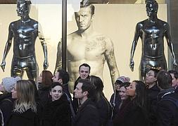 Cientos de personas guardaron cola para comprar la ropa de Beckham. / Afp