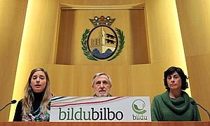 Los concejales de Bildu en el Ayuntamiento de Bilbao  Aitziber Ibaibarriaga,Txema Azkuenaga y Ana Etxarte./ Telepress