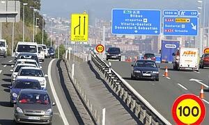 Coches circulan por el carril reversible de la A-8 en Barakaldo. /L.A. Gómez