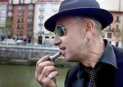 Francis, cantante de Doctor Deseo, junto a la ría. / Gabriela Barnuevo.