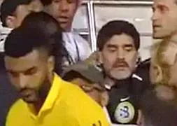 Maradona no dudó en subir a la grada para proteger a Verónica Ojeda.