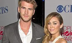 El novio de Miley Cyrus monta en cólera al ver las fotos de ella sin ropa  interior | El Correo