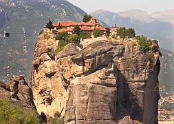 El monasterio de Trinidad, en Meteora, se encarama en lo alto de una roca y desafía a los turistas./ Sergio García