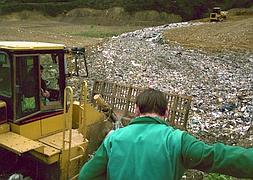 Un operario trabaja en el vertedero de Igorre. /Roberto Nistal