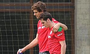 Llorente abraza a Ibai Gómez en el entrenamiento de hoy. / Fernando Gómez