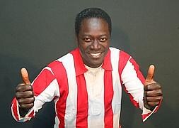 Ibrahima, de Senegal, anima a su equipo.