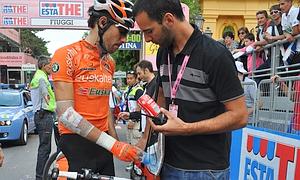 Miguel Minguez, del Euskaltel, recibe su avituallamiento en el Giro. /Archivo