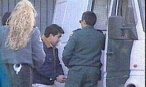 Momento en el que Ricardo Guerra es metido en un furgón policial tras el juicio./ Archivo
