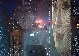 La nave del Blade Runner atraviesa la ciudad.