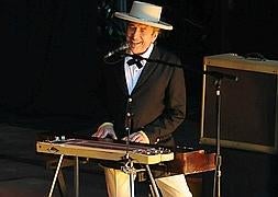 Bob Dylan encanta a miles de seguidores en la explanada del Guggenheim./ E.C.