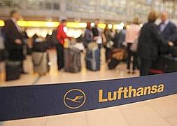 El personal de cabina de Lufthansa en huelga de 24 horas en todas sus bases. /Efe