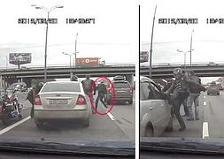 El conductor es golpeado por un motorista como se ve en la primera imagen. /YouTube