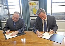 El primer ministro británico, David Cameron, y el ministro principal escocés, Alex Salmond, firman el pacto. / Efe