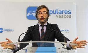 El secretario general del PP vasco, Iñaki Oyarzábal, durante la rueda de prensa de hoy. / Blanca Castillo