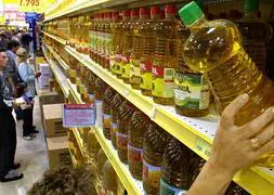 La estantería de los aceites en un supermercado./ Fernando Gómez
