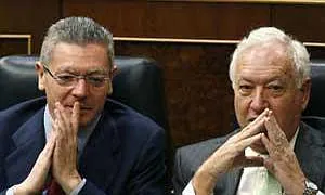 Los ministros Gallardón y Margallo presentarán hoy la medida./ Archivo
