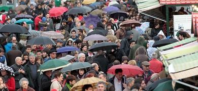 Los puestos, llenos de gente./ I. Pérez |Vídeo: Unai Izquierdo / P. Del Caño