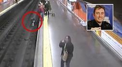 Momento en el que el policía atiende a la mujer