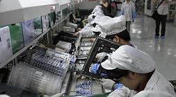 Trabajadoras chinas en la cadena de producción de Foxconn. /Afp