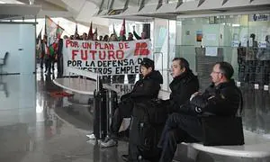 Sindicatos protestan en el aeropuerto de Loiu al iniciarse la huelga. /B. A.