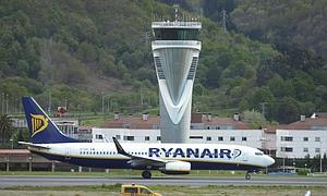 Un avión de Ryanair aterriza en Loiu. / Borja Agudo