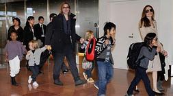 Angelina y Brad con sus hijos en el aeropuerto de Tokio. /Afp