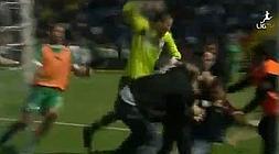 El portero arremete contra el aficionado./ Agencias