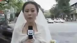 La periodista, vestida de novia, cubre el suceso.
