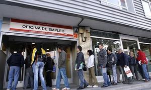 Parados hacen cola en las puertas de la oficina de empleo. /Reuters