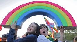 Dos jóvenes francesas celebran la aprobación del matrimonio gay./ Efe