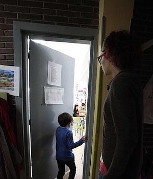 Ibai entra en su clase junto a la técnico de Educación Especial./ M. S.